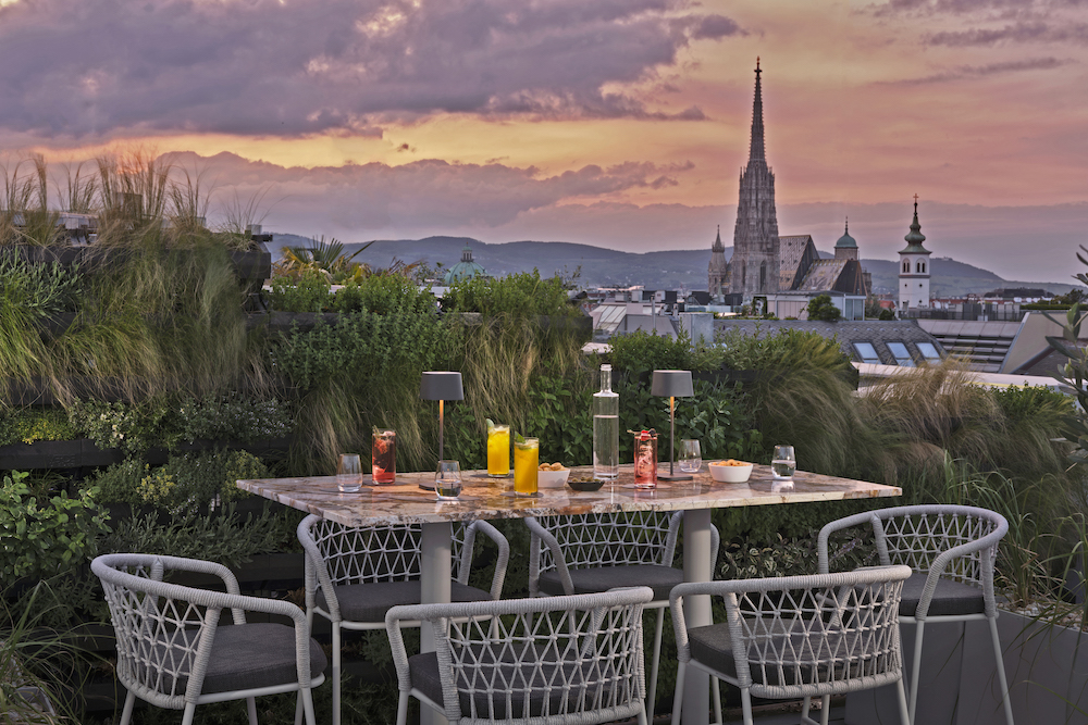 Atmosphere Rooftop Bar mit Blick auf den Stephansdom