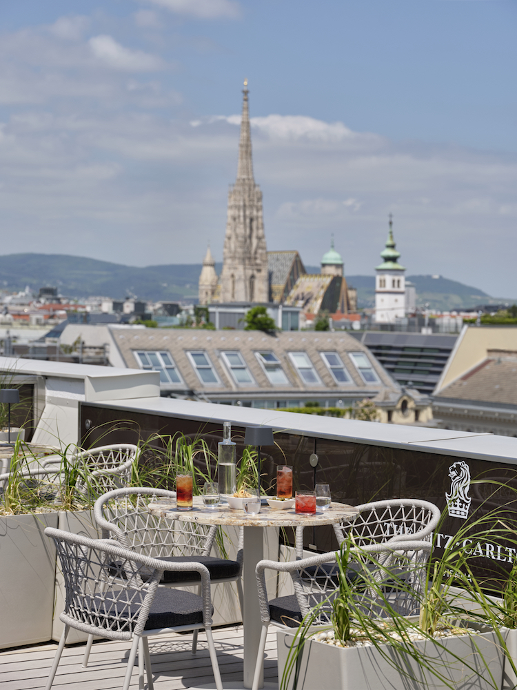 Atmosphere Rooftop Bar mit Blick auf den Stephansdom